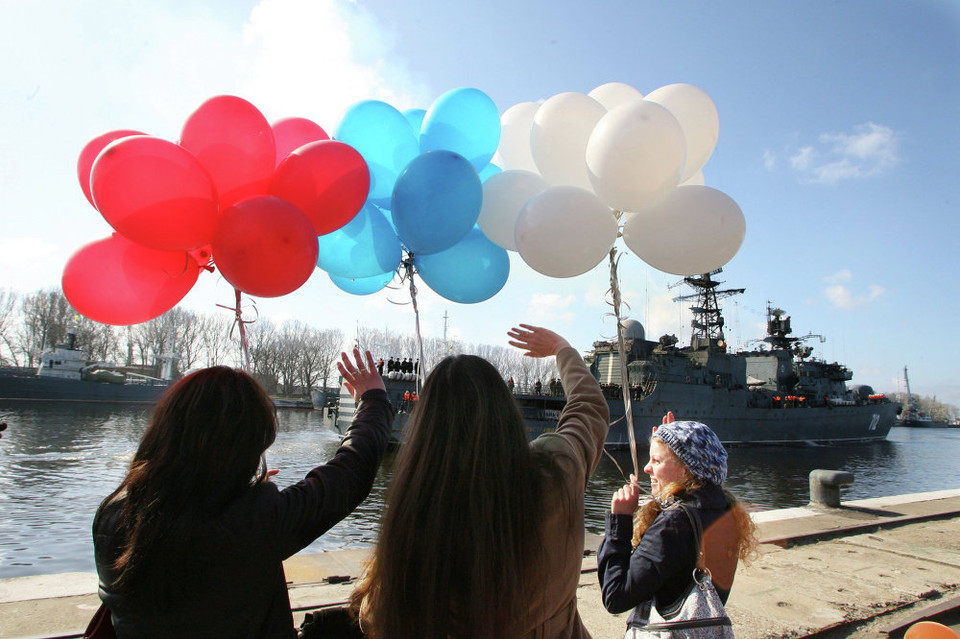 Các thủy thủ tàu tuần tra "Neustrashimy" được chào đón tại Baltiysk, căn cứ hải quân chính của hạm đội Baltic, sau một chuyến đi biển dài. (Nguồn: sputniknews)