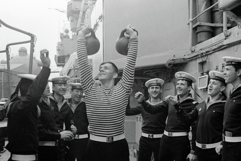 Các binh lính tiến hành tập tạ trên tàu. (Nguồn: sputniknews)