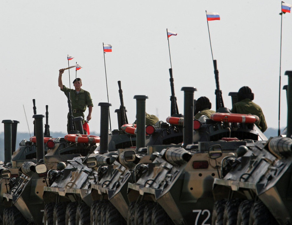 Xe bọc thép diễu hành tại Khmelyovka, khu vực Kaliningrad. (Nguồn: sputniknews)