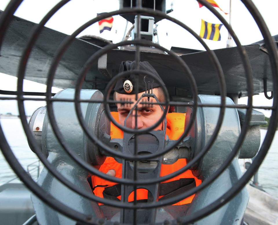 Vận hành một khẩu súng AK-306 trên tàu quét mìn ven biển Nga Sergei Kolbasiev. (Nguồn: sputniknews)