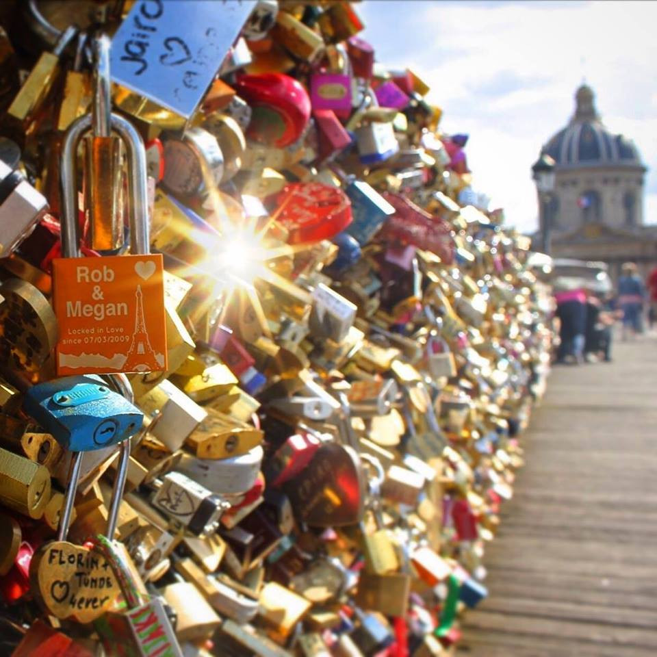 Thành phố Paris sẽ khởi động chiến dịch gỡ bỏ các ổ khóa tình yêu trên cây cầu đi bộ nổi tiếng Ponts des Arts và chấm dứt hoàn toàn truyền thống móc ổ khóa lên cây cầu lịch sử. (Nguồn: CNN)