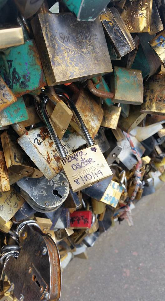 Cây cầu đã phải cõng tới hơn 700.000 ổ khóa với khối lượng tương đương 20 con voi- quá lớn so với thiết kế cầu đi bộ. (Nguồn: CNN)