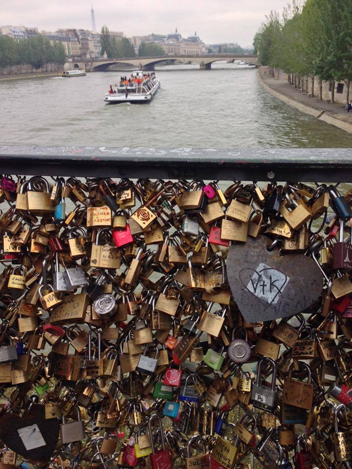 Không chỉ có Ponts des Arts mà những cây cầu khác ở Paris cũng chịu chung số phận này. (Nguồn: CNN) 