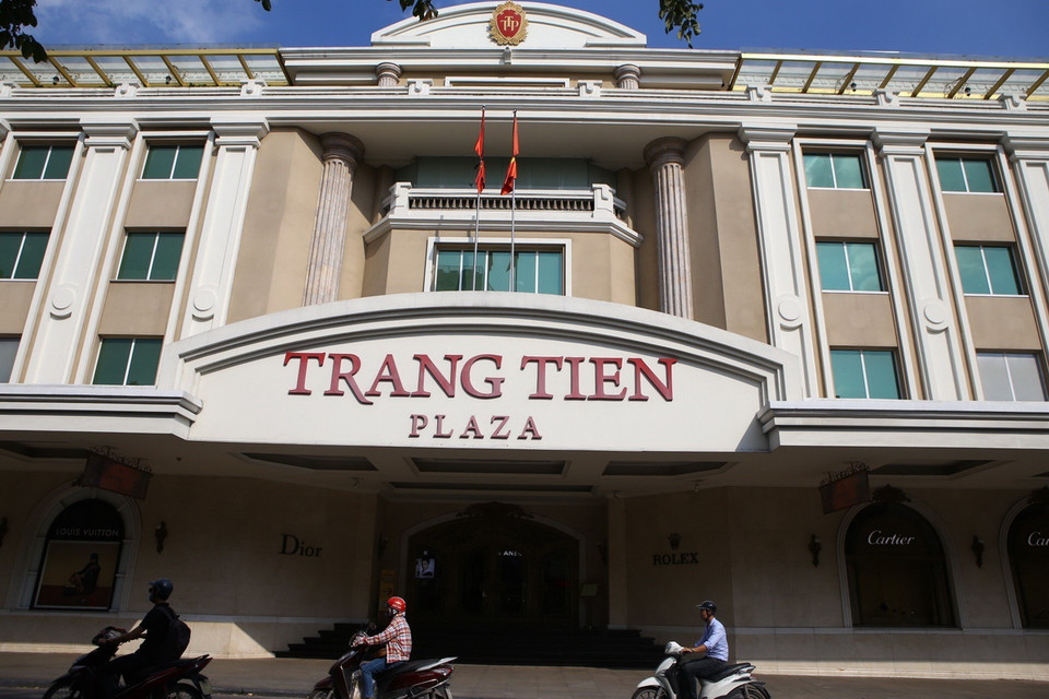 Treo cờ rủ tại Trung tâm thương mại Tràng Tiền Plaza (Hà Nội). (Ảnh: Minh Quyết/TTXVN)