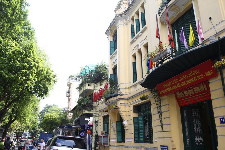 Treo cờ rủ tại trụ sở báo Hà Nội Mới (Hà Nội). (Ảnh: Minh Quyết/TTXVN)