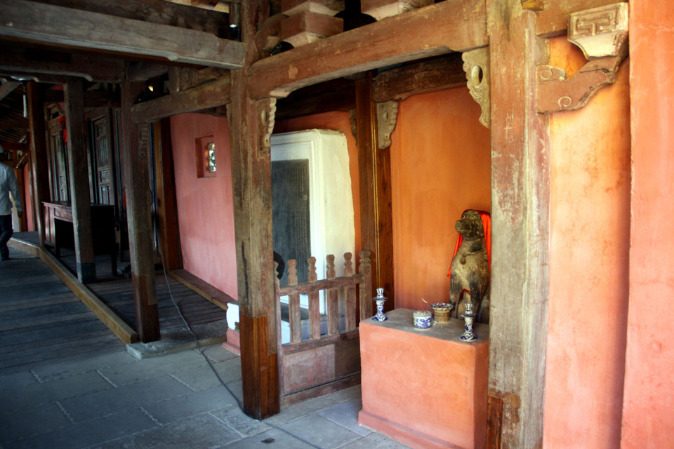 Hệ thống cột Chùa Cầu đã được trùng tu. (Ảnh: Trịnh Bang Nhiệm/TTXVN)