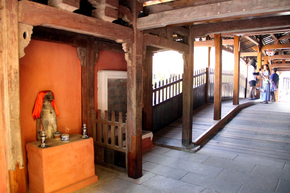 Tượng Thiên Cẩu trấn giữ ở hai đầu của Chùa Cầu đã được trùng tu. (Ảnh: Trịnh Bang Nhiệm/TTXVN)