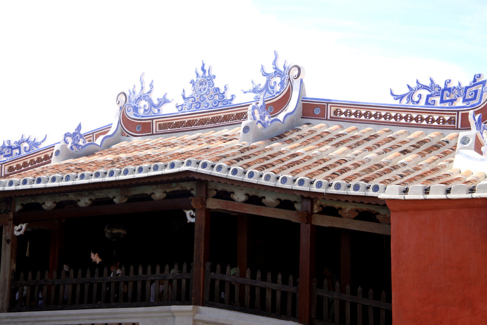 Hệ thống mái ngói Chùa Cầu sau khi được trùng tu. (Ảnh: Trịnh Bang Nhiệm/TTXVN)