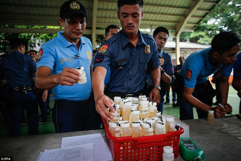 Các mẫu nước tiểu của nghi phạm trong chiến dịch truy quét. (Nguồn: Dailymail)