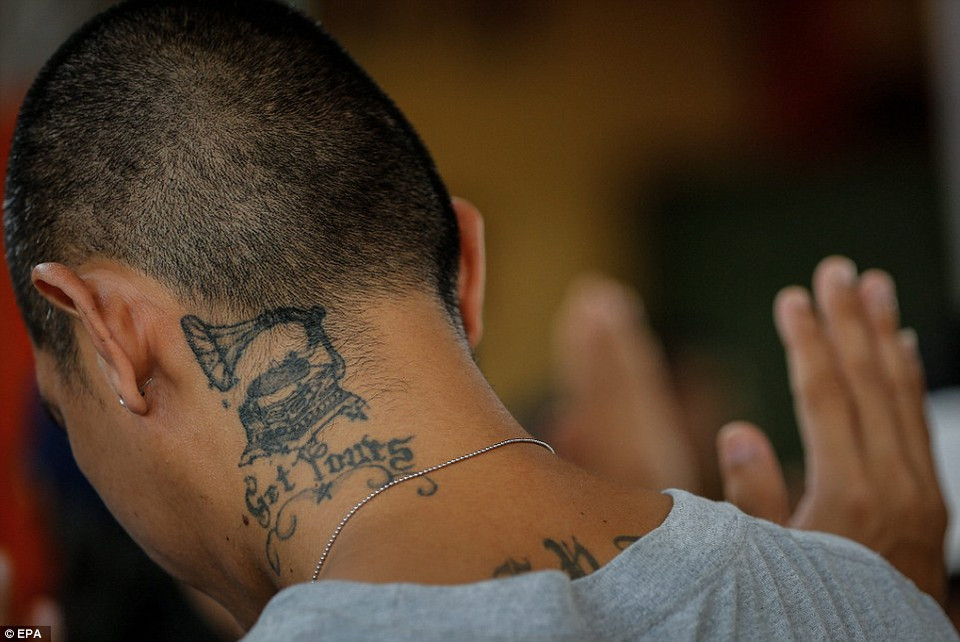 Một tội phạm ma túy giơ tay đọc lời thề sau khi tự nguyện đầu thú. (Nguồn: Dailymail)