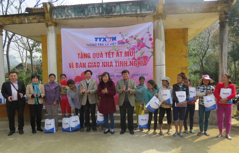 Trao tặng nhà tình nghĩa giá trị gần 70 triệu đồng do cán bộ, nhân viên TTXVN quyên góp, ủng hộ cho hai cháu Hồ Thị Liệc và Hồ Thị Xay (ở bản Đá Còi, huyện Ngân Thủy) và 60 suất quà Tết gồm gạo, dầu ăn, mỳ chính cho 60 gia đình dân tộc Vân Kiều tại huyện Lệ Thủy. (Ảnh: Mạnh Thành/TTXVN)