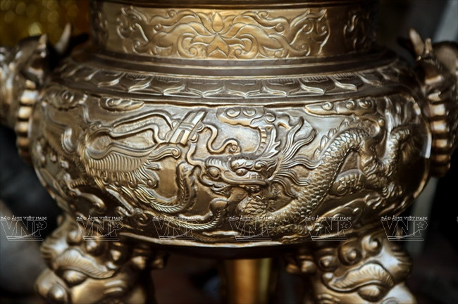  Đường nét chạm trổ tinh xảo trên những chiếc đỉnh đồng của người dân làng Quảng Bố. (Ảnh: Trịnh Văn Bộ/Báo ảnh Việt Nam)
