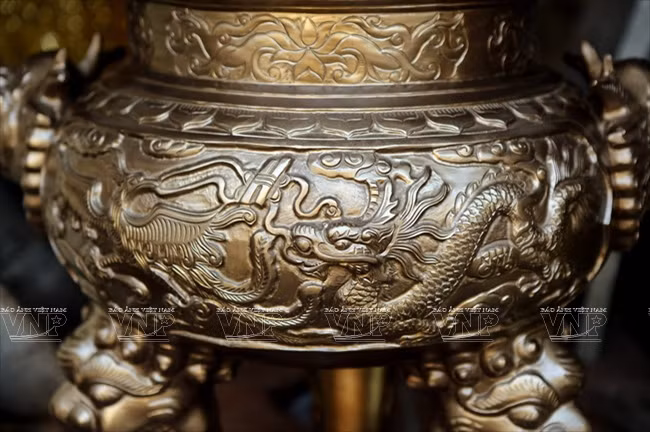  Đường nét chạm trổ tinh xảo trên những chiếc đỉnh đồng của người dân làng Quảng Bố. (Ảnh: Trịnh Văn Bộ/Báo ảnh Việt Nam)