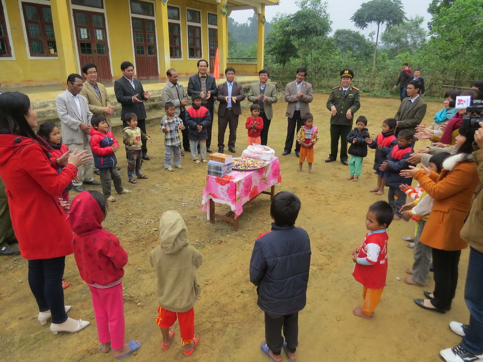 Phó Tổng giám đốc TTXVN Đinh Đăng Quang và đoàn công tác chung vui và tặng quà cho giáo viên, học sinh trường tiểu học xã Ngân Thủy, huyện Lệ Thủy (Quảng Bình). (Ảnh: Mạnh Thành/TTXVN)