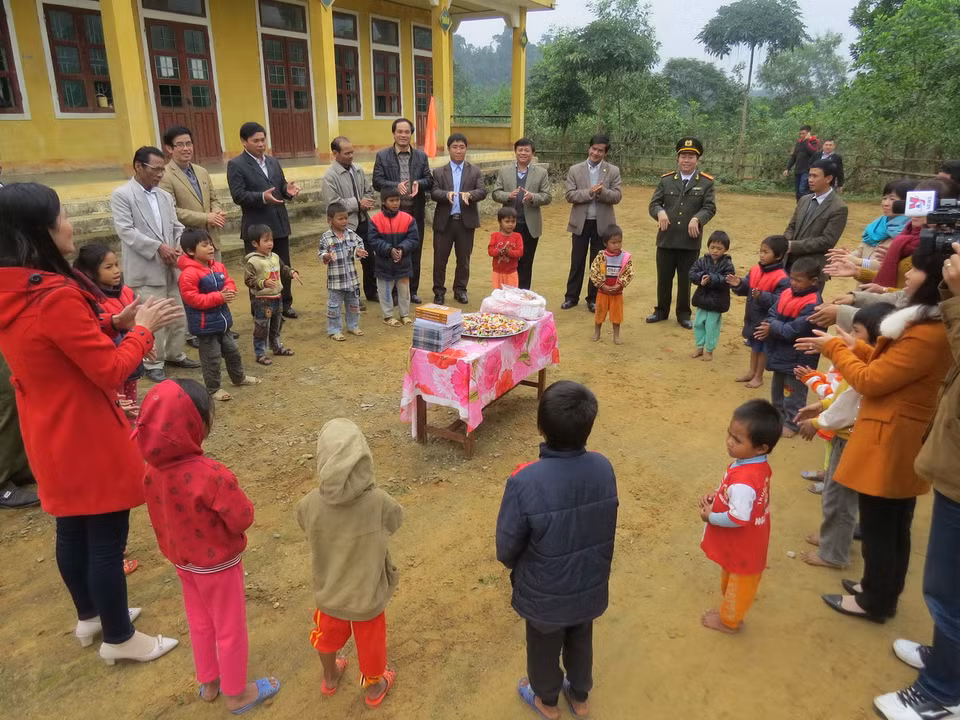 Anh Nguyễn Văn Đông, một hộ gia đình làm nghề đúc đồng ở Quảng Bố kiểm tra các sản phẩm chuông đồng vừa ra lò. (Ảnh: Trịnh Văn Bộ/Báo ảnh Việt Nam)