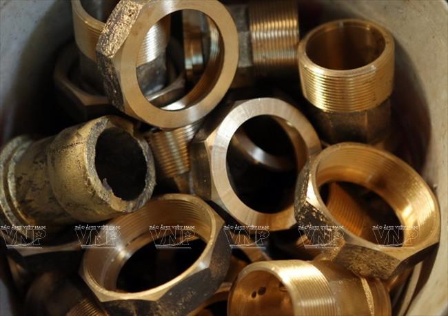 Từ những nguyên liệu đồng thô sơ, với nghề đúc đồng nghề truyền thống, người dân làng nghề Quảng Bố đã tạo nên các con ốc tinh xảo. (Ảnh: Trịnh Văn Bộ/Báo ảnh Việt Nam)