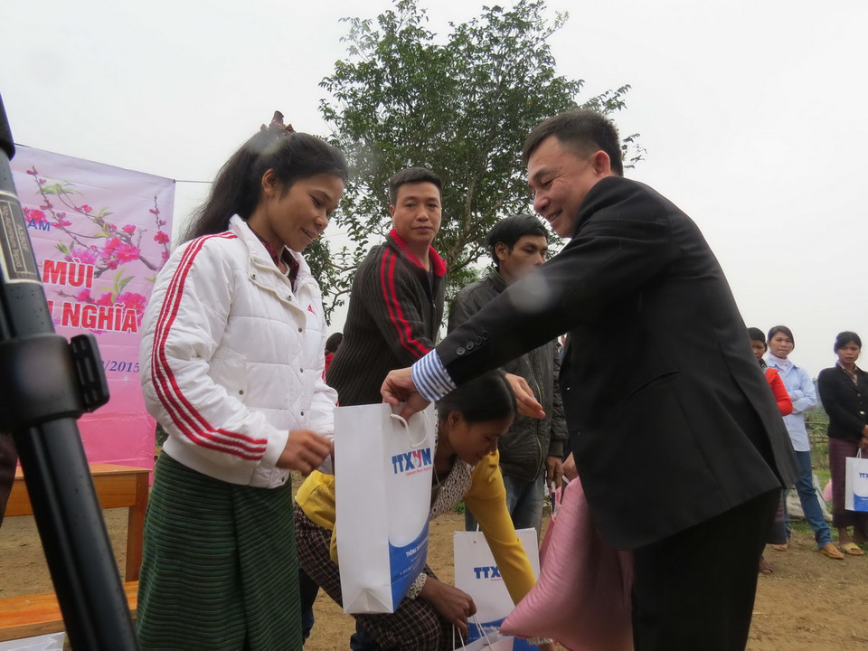 Trao tặng quà tết cho đồng bào Vân Kiều ở bản Đá Còi, xã Ngân Thủy, huyện Lệ Thủy. (Ảnh: Mạnh Thành/TTXVN)