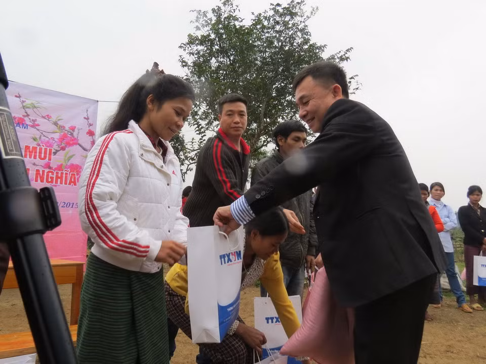  Anh Vũ Hữu Xuân miệt mài hoàn thiện pho tượng đồng Quan Vũ. (Ảnh: Trịnh Văn Bộ/Báo ảnh Việt Nam)