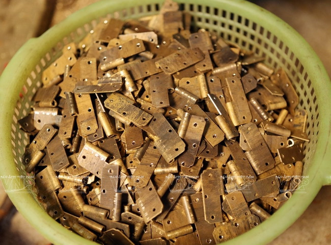  Các sản phẩm gông cửa tủ được sản xuất tại làng nghề. (Ảnh: Trịnh Văn Bộ/Báo ảnh Việt Nam)