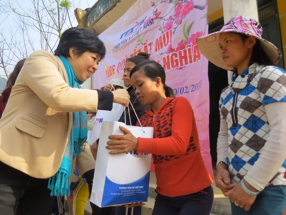  Một chiếc đỉnh đồng đang được người dân làng nghề Quảng Bố mài kỹ sau khi đúc. (Ảnh: Trịnh Văn Bộ/Báo ảnh Việt Nam)