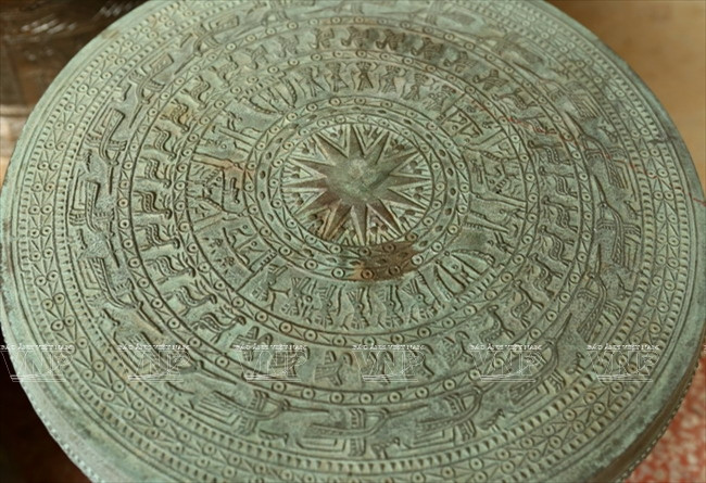  Các họa tiết hoa văn tinh xảo trên trống đồng được tạo nên từ đôi bàn tay khéo léo của người dân làng nghề. (Ảnh: Trịnh Văn Bộ/Báo ảnh Việt Nam)