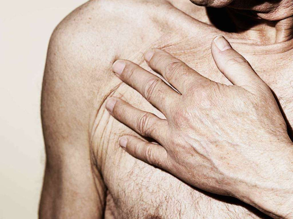 Thấy khối u trên ngực. (Nguồn: Getty Images)