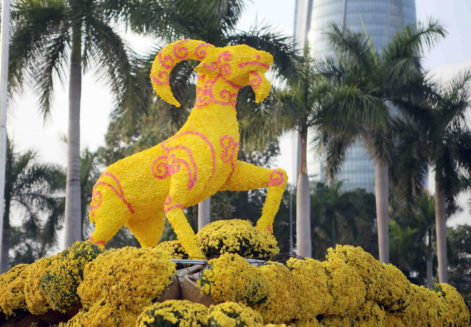  Linh vật 'Dê Vàng' được làm từ những cánh mai vàng và hoa đào chào đón xuân Ất Mùi 2015 trên đường Bạch Đằng (Đà Nẵng). (Ảnh: Trần Lê Lâm/TTXVN)