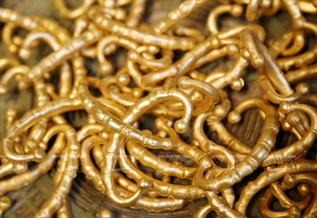  Những chiếc khuy tủ trang trí được làm ra từ làng nghề đúc đồng Quảng Bố. (Ảnh: Trịnh Văn Bộ/Báo ảnh Việt Nam)