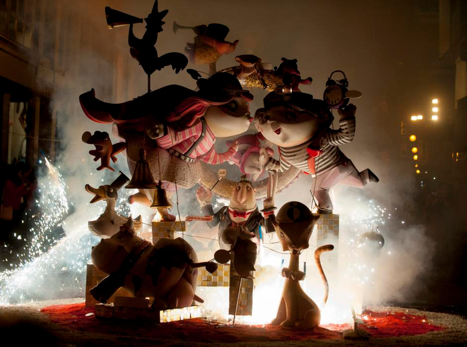 Cận cảnh lễ hội Las fallas được tổ chức tại Valencia vào ngày 19 tháng 3. Tại buổi lễ này, Các bức tượng giấy được tạo hình và sơn phết tượng trưng cho các nhân vật nổi tiếng từ diễn viên, chính khách cho đến các nhân vật trong cổ tích, truyện tranh... sau đó được đốt hết trong nghi lễ cuối cùng. (Nguồn: AFP)