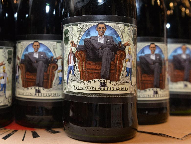 Cận cảnh một chai bia có in hình tổng thống Mỹ Barack Obama tại nhà hàng Beer Theater thuộc phía Tây Ukraine. (Nguồn: AFP)