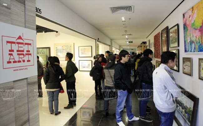  Chương trình Tết ART thu hút đông đảo sự quan tâm của khách tham quan. (Ảnh: Trần Thanh Giang/Báo ảnh Việt Nam) 