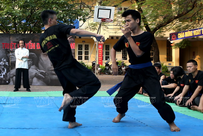  Các môn sinh luyện tập kỹ thuật đối kháng. (Ảnh: Thông Hải/Báo ảnh Việt Nam)