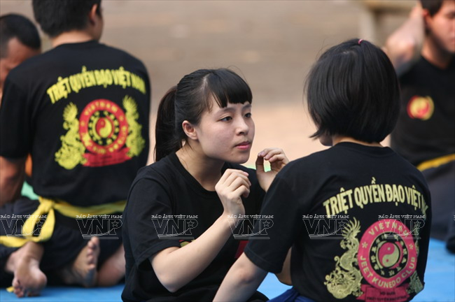  Triệt quyền đạo không chỉ hấp dẫn nam giới mà còn thu hút cả nữ giới tham gia luyện tập. (Ảnh: Thông Hải/Báo ảnh Việt Nam)