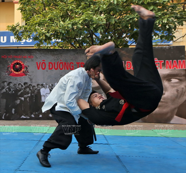  Kỹ thuật quăng, quật của Triệt quyền đạo đã được võ sư Quân sáng tạo thêm cho phù hợp với người Việt Nam. (Ảnh: Thông Hải/Báo ảnh Việt Nam)