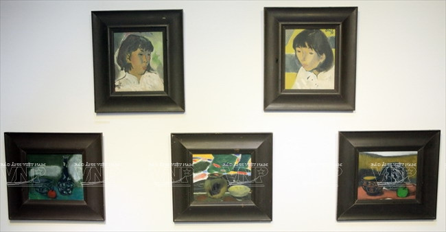  Bộ năm bức tranh bao gồm thể loại chân dung và tĩnh vật. (Ảnh: Trần Thanh Giang/Báo ảnh Việt Nam)