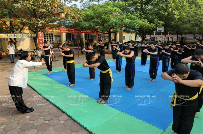  Nghi thức chào của các môn sinh Triệt quyền đạo Việt Nam. (Ảnh: Thông Hải/Báo ảnh Việt Nam)