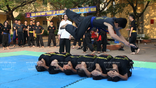  Kỹ thuật bay người vượt chướng ngại vật của Triệt quyền đạo. (Ảnh: Thông Hải/Báo ảnh Việt Nam)