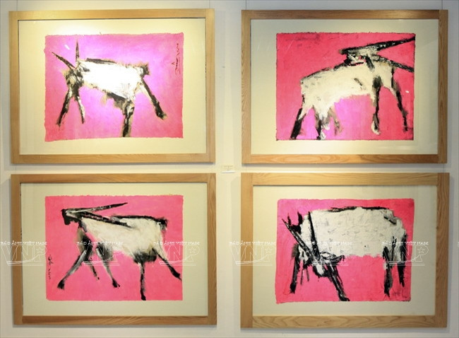  Chào đón năm Ất Mùi là những tác phẩm tranh vẽ về dê. (Ảnh: Trần Thanh Giang/Báo ảnh Việt Nam)