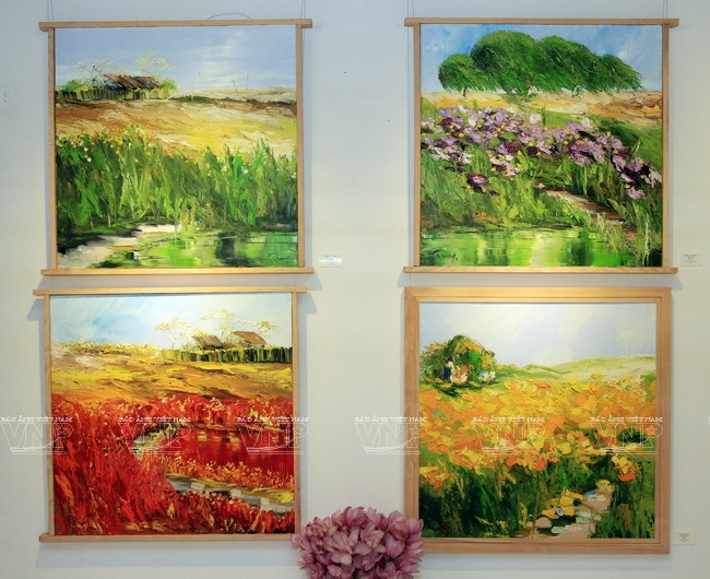  Bộ bốn bức tranh vẽ cảnh thiên nhiên với màu sắc sặc sỡ. (Ảnh: Trần Thanh Giang/Báo ảnh Việt Nam)