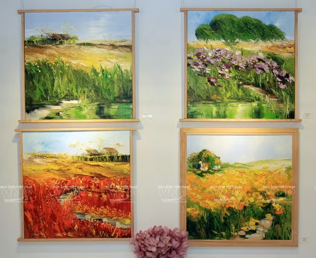  Bộ bốn bức tranh vẽ cảnh thiên nhiên với màu sắc sặc sỡ. (Ảnh: Trần Thanh Giang/Báo ảnh Việt Nam)