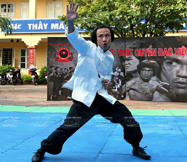  Võ sư Bù Trọng Quốc Quân với một lối đánh đặc trưng của Triệt quyền đạo. (Ảnh: Thông Hải/Báo ảnh Việt Nam)