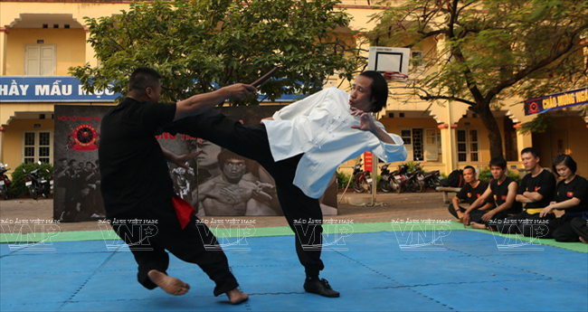  Đối võ sư Quân lúc tập luyện cũng phải như khi đang thực chiến. (Ảnh: Thông Hải/Báo ảnh Việt Nam)