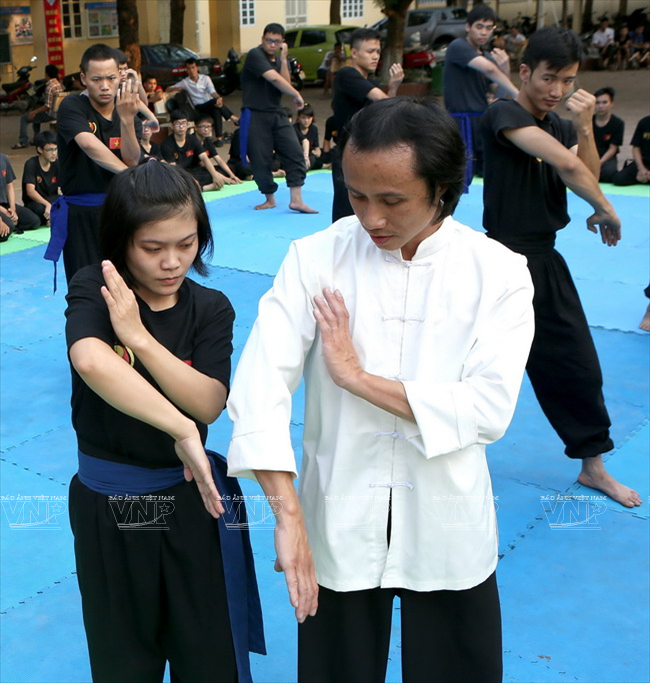  Võ sư Quân hướng dẫn môn sinh kỹ thuật đỡ đòn. (Ảnh: Thông Hải/Báo ảnh Việt Nam)