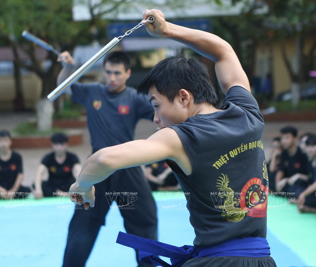  Côn nhị khúc là một binh khí có uy lực tuyệt vời trong chiến đấu. (Ảnh: Thông Hải/Báo ảnh Việt Nam)