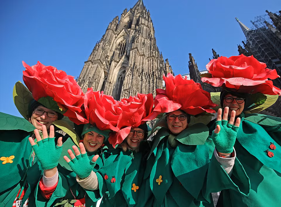 Thành phố Cologne, miền Tây nước Đức trở nên rực rỡ sắc màu và không kém phần sôi động khi bước vào mùa Carnival kéo dài nhiều tháng, cao điểm rơi vào vài ngày trước Ngày đầu tiên của Tuần chay (6/3). (Nguồn: AFP/TTXVN)