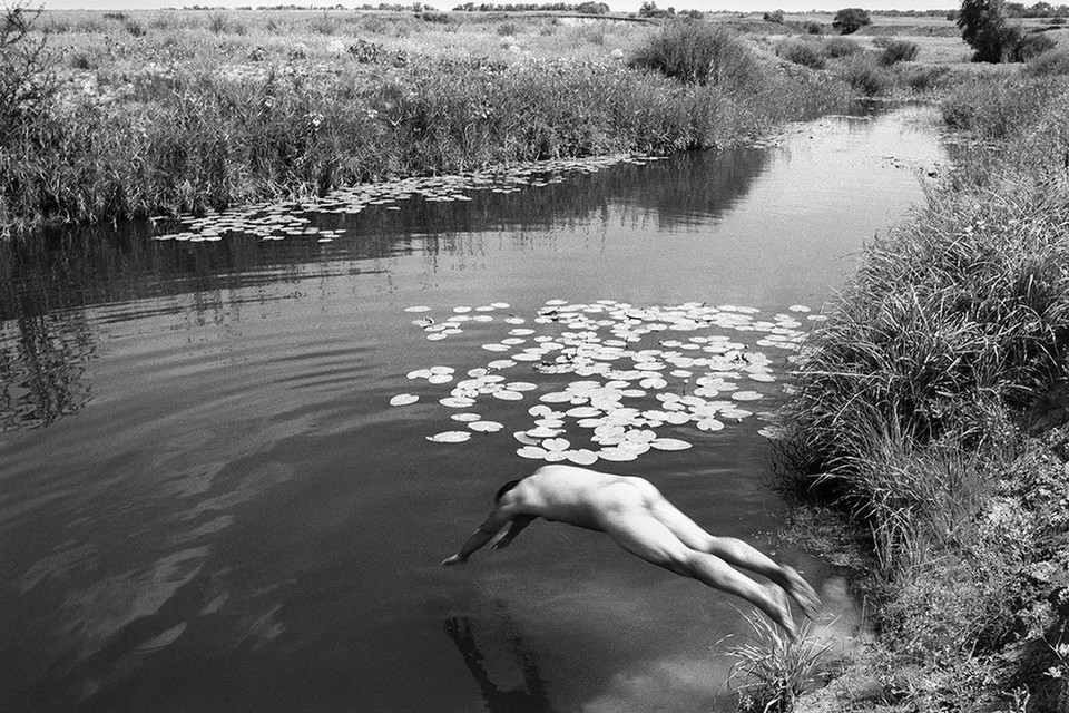 Một người đàn ông tắm sông tại trang trại gần làng Senshin, huyện Oblivskaya, khu vực Rostov-on-Don, Nga. Bức ảnh chụp vào tháng 7 năm 2010. (Nguồn: sputniknews)