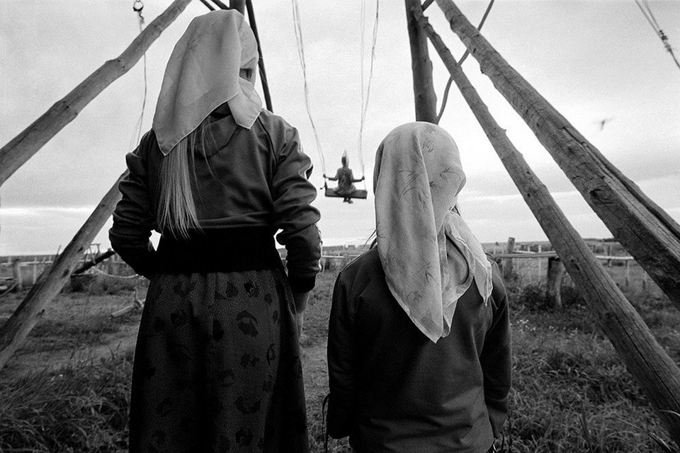 Trẻ em chơi xích đu tại Làng Poteryaevka, huyện Mamontovo, lãnh thổ Altai, Nga. Bức ảnh chụp vào tháng 7 năm 2008. (Nguồn: sputniknews)