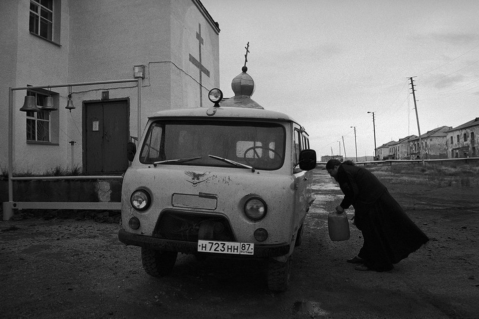 Người dân tiếp nhiên liệu cho xe hơi tại Ugolnie Kopi, Chukotka, Nga. Bức ảnh chụp vào tháng 9 năm 2007. (Nguồn: sputniknews)