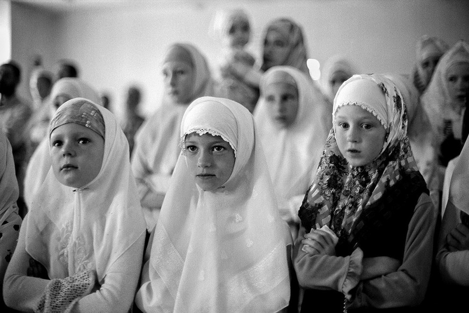 Trẻ em cầu nguyện trong một buổi lễ tại Làng Poteryaevka, huyện Mamontovo, lãnh thổ Altai, Nga. Bức ảnh chụp vào tháng 7 năm 2008. (Nguồn: sputniknews)