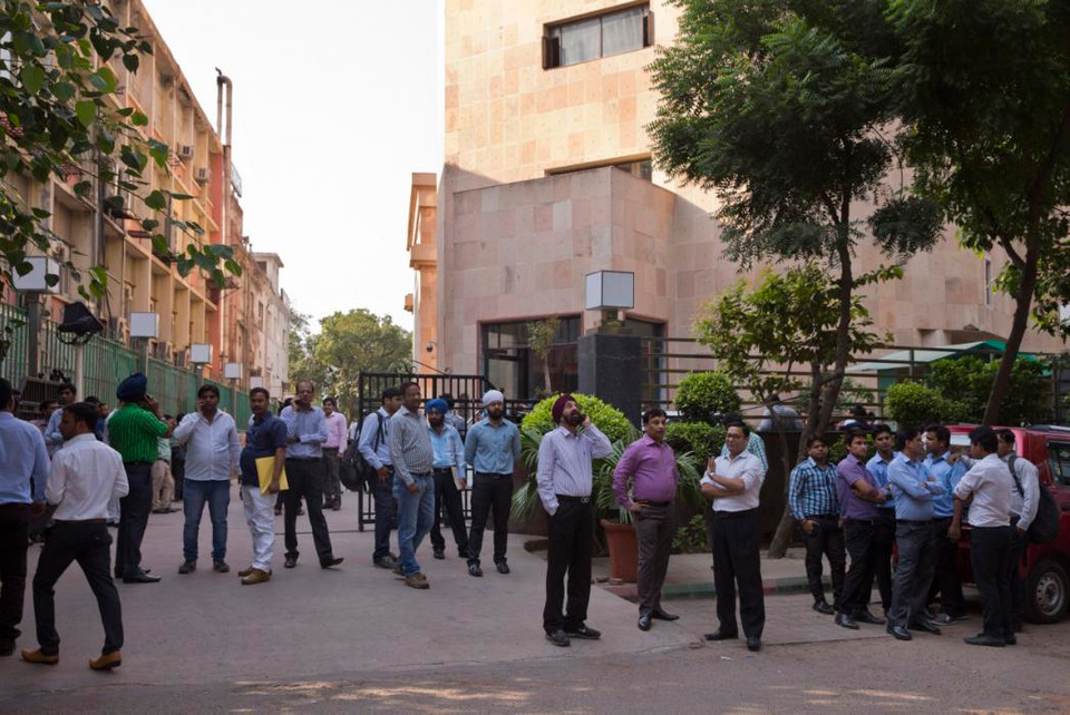 Người dân Ấn Độ chạy ra đường sau trận động đất. (Nguồn: AP)